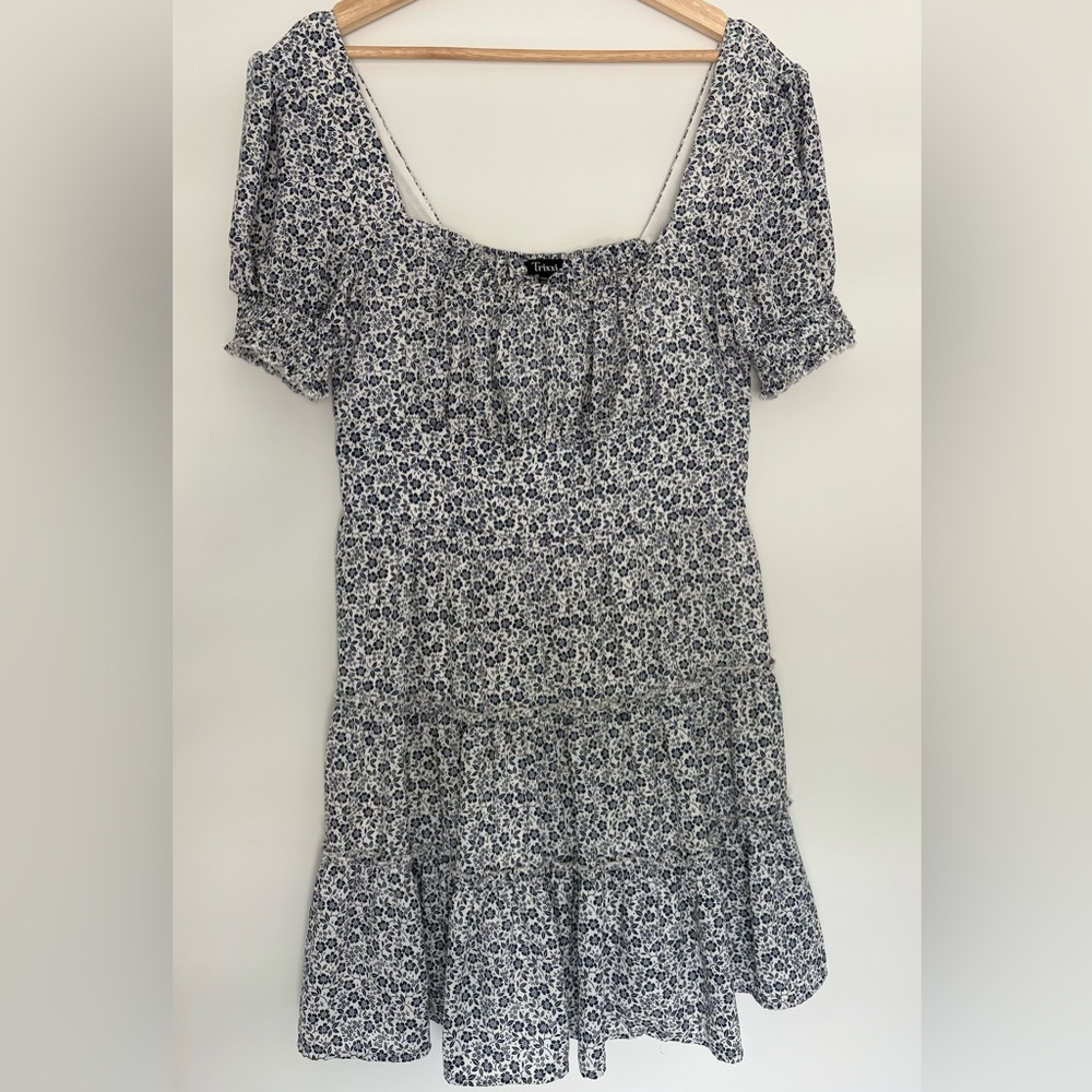 Trixxi Short Blue and White Floral Dress.       Size XL